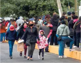  ?? ?? TURNO.
Menores de 8 años, al llegar a la sede de vacunación contra Covid, en Toluca.