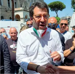  ??  ?? All’attacco Matteo Salvini subito critico, nella mattinata di ieri, sul passaggio delle intercetta­zioni che coinvolge Elena Carnevali, la deputata del Pd