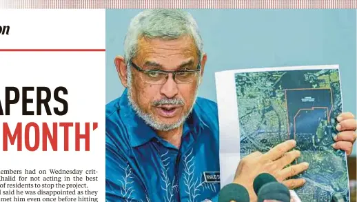  ?? PIC BY LUQMAN HAKIM ZUBIR ?? Federal Territorie­s Minister Khalid Abdul Samad showing a map of the Taman Rimba Kiara Park in Putrajaya yesterday.