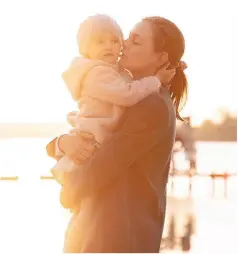  ?? FOTO: DANIEL INGOLD ?? Eltern sollten für ihr Kind ein emotionale­s Vermächtni­s verfassen. Am besten nach einem schönen Tag, den man gemeinsam verbracht hat.