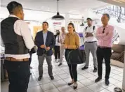  ?? ANA RAMÍREZ U-T ?? De izquierda a derecha, los diputados Raúl Ruiz, Sara Jacobs, Mark Takano y sus colaborado­res recorren el Jardín de las Mariposas, un refugio para migrantes LGBTQ en Tijuana.