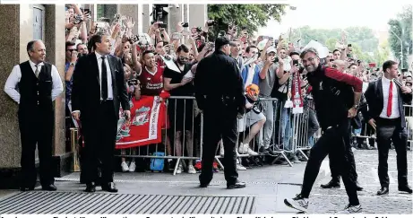  ??  ?? Angekommen am Finalort: Jürgen Klopp stieg am Donnerstag in Kiew mit einem Siegerläch­eln aus. Die Liverpool-Fans standen Schlange