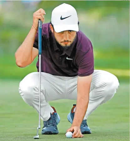  ??  ?? El mexicano Abraham Ancer alinea un putt en el green del 17