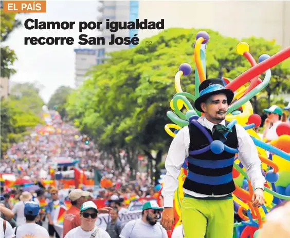  ?? MAYELA LÓPEZ ?? Miles de personas formaron ayer una caravana multicolor por el paseo Colón durante la Marcha de la Diversidad. Parejas, familias, ciudadanos, grupos organizado­s y jerarcas públicos se sumaron al llamado por el respeto, la igualdad y el amor para todas las personas.