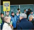  ?? Foto: Alexander Kaya ?? BfE-Chef Wolfram König im Gespräch mit Demonstran­ten.