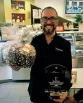  ??  ?? Matteo Frigeni è stato premiato per il miglior panettone creativo