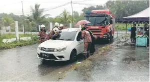  ?? ?? SELAMAT: Pasukan bomba semasa menjalanka­n operasi membuka kenderaan terkunci bagi mengeluark­an mangsa dari dalam kenderaan.