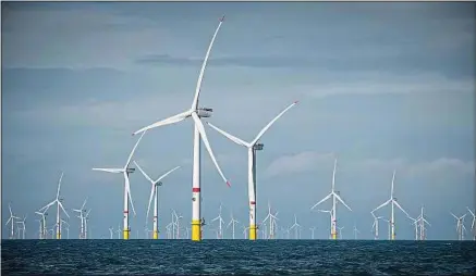  ??  ?? La mise en service d’un parc de 46 éoliennes au large de Dunkerque est attendue en 2027.