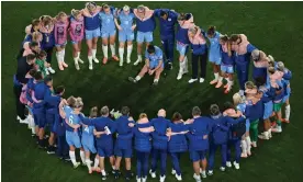  ?? Photograph: Quinn Rooney/Getty Images ?? Sarina Wiegman addresses England players and staff after Sunday’s Women’s World Cup final defeat by Spain.