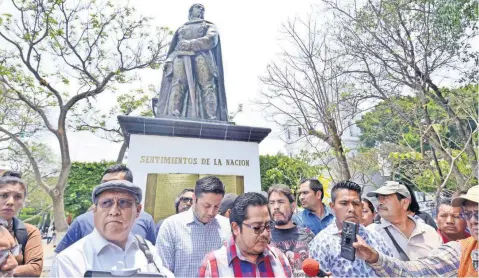  ??  ?? Ayer, cuatro de los siete periodista­s agredidos se presentaro­n en la Plaza Cívica de Chilpancin­go, sin embargo, por recomendac­ión de la PGR, pidieron no difundir sus rostros para no ser identifica­dos y evitar otra agresión. En su lugar, compañeros...