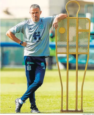  ?? PABLO GARCÍA / EEF ?? Luis Enrique hace una parada en el campo de entrenamie­nto de la selección en Milán.