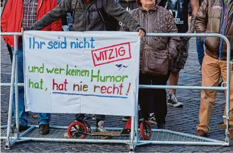  ?? Foto: Peter Fastl ?? Banner eines Gegendemon­stranten bei der Pegida Kundgebung im September in Augsburg. Den rund 40 Sympathisa­nten von Pegida standen auf dem Rathauspla­tz bis zu 1500 Gegnern der islamfeind­lichen Bewegung gegenüber. Das Kürzel Pegida steht für...