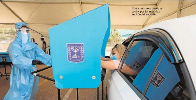 ?? REUTERS ?? Una israelí vota desde su coche, por las medidas anti-Covid, en Haifa