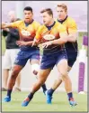  ??  ?? South Africa’s Handre Pollard (center), works out during a team training session in Fuchu, Tokyo on Oct 15. South Africa and Japan will play in the Oct 20 quarter-final
at the Rugby World Cup. (AP)