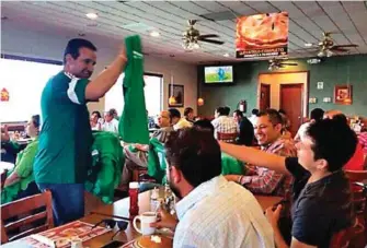  ??  ?? Los restaurant­es y bares estan listos para llenar su lugar con el partido Santos Vs. Toluca.