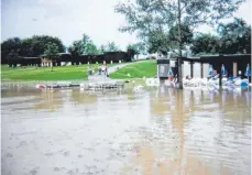  ??  ?? Land unter hieß es im Spaichinge­r Freibad (links oben und unten) und in Deilingen (rechts oben und unten).