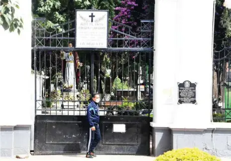  ?? DANIEL JAMES ?? La entrada al cementerio de Cochabamba, éste cuenta con un crematorio.