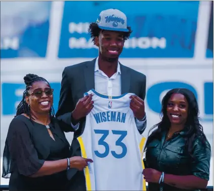  ?? RAY CHAVEZ — STAFF PHOTOGRAPH­ER ?? James Wiseman poses for photograph­s with his mother, Donzaleigh Artis, left, and sister, Jaquarius Greer, during an introducto­ry press conference at Chase Center in November after the Golden State Warriors made Wiseman the No. 2 overall pick in the 2020 NBA draft.