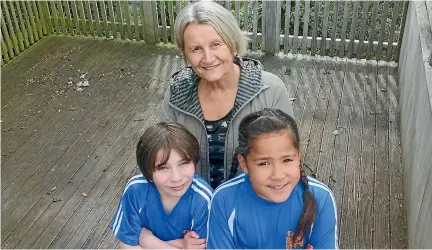  ??  ?? Clifton Terrace Model School students Tommy Athfield and Micah Ulu, with acting principal Jenny Austin, stand where the old war memorial was first erected.