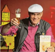  ?? Foto: Fred Schöllhorn ?? Prost! Dirk Heißerer liest zum Abschluss der „Literatur im Biergarten“Texte von Os kar Maria Graf.