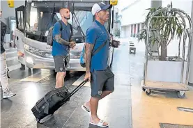  ??  ?? Los dos al banco. Tevez y Benedetto llegan ayer al hotel en San Juan.