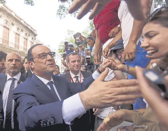  ?? Reuters ?? Hollande, ayer, al saludar a jóvenes cubanos en La Habana