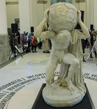  ??  ?? L’Atlante Farnese al Museo Archeologi­co di Napoli