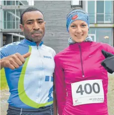  ?? FOTO: KLAUS EICHLER ?? Efrem Tadese und Lucie Moisson haben den zweiten Lauf der Oberschwäb­ischen Crosslaufs­erie in Bad Waldsee gewonnen.