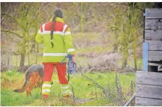  ?? FOTO: TITZ ?? Nach dem Vermissten wurde in Liedberg auch mit Hunden gesucht.