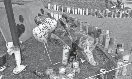  ?? MIKE CHAPMAN/RECORD SEARCHLIGH­T/USA TODAY NETWORK ?? A memorial is displayed Jan. 22, 2021, in Redding, Calif., in remembranc­e of the three men who died of a suspected fentanyl overdose. A new report from the CDC shows a record 107,622 drug overdose deaths in 2021.