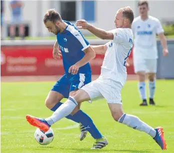  ?? FOTO: GÜNTER KRAM ?? Fegt den FV fast im Alleingang vom Platz: Dreifach-Torschütze Joshua Merz (blaues Trikot).