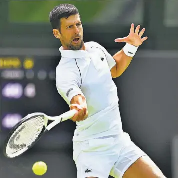  ?? ?? Poderío. El serbio Novak Djokovic mostró sus credencial­es sobre la hierba de Wimbledon.