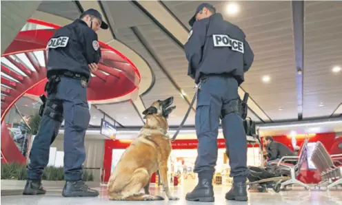  ??  ?? Zbog europskog nogometnog prvenstva u kontigentu Frontexa zajedno s drugim policajcim­a iz zemalja članica EU nalaze se i policajci iz Hrvatske. Zadaća im je ispomoć oko granične kontrole, odnosno pregled i profiliran­je putnika u zračnim lukama.