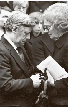  ?? FOTO: H. WIESELER/DPA ?? Helmut Schmidt kondoliert 1977 der Witwe des von RAF-Terroriste­n ermordeten Arbeitgebe­rpräsident­en Hanns Martin Schleyer, Waltrude.