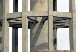  ?? Pictures: CLIVE CHIPKIN ?? CITY CLIMBERS: Clockwise from left: The separate pedestrian walkway on Stewart Drive; Yeoville’s concrete water tower and its steel water tower