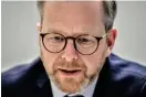  ?? FOTO: ANDERS WIKLUND/TT ?? Sveriges inrikesmin­istern Mikael Damberg utesluter inte en ändring av lagen om gravfrid vid Estonias vrak.