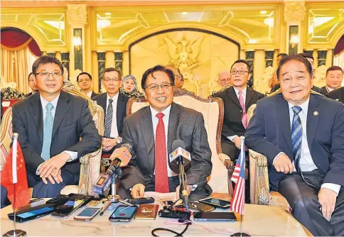  ??  ?? Abang Johari, flanked by Second Finance Minister Dato Sri Wong Soon Koh (right) and China Consul-General in Kuching Fu Jijun, speaks to reporters at the press conference.