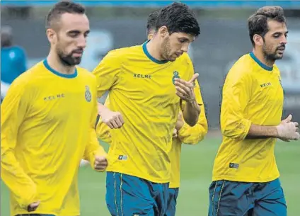  ?? FOTO: PERE PUNTÍ ?? Darder, Javi López y Víctor Sánchez, en un entrenamie­nto. El Espanyol se ha conjurado para lograr el primer triunfo fuera en Huesca