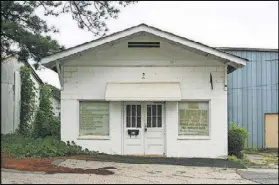  ?? CONTRIBUTE­D BY HUB CITY PRESS ?? Pictured is the U.S. Post Office in Mountain View, another metro Atlanta community where Palmer once lived that no longer exists.