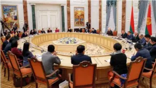  ??  ?? 在“一带一路”国际合作高峰论坛召开­前夕，白俄罗斯共和国总统卢­卡申科在明斯克接受中­国媒体联合采访。