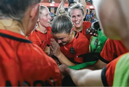  ?? Photos by Yi-Chin Lee / Staff photograph­er ?? Retiring Dash midfielder Christine Nairn thanks her teammates during a postgame huddle Sunday at BBVA Stadium.