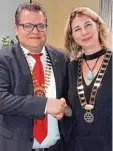  ?? Foto: Eberhard Jendrzej ?? Der Präsident des Rotary Clubs Duna keszi Sandor Nagy überreicht­e der Präsi dentin des Schwabmünc­hner Clubs Su sanne Bock als Gastgesche­nk eine Amts kette mit den Namen aller 20 Vorgän ger.