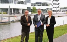  ?? FOTO: HOCHSCHULE RHEIN-WAAL ?? Heide Naderer und Matthias Kleinke (links) mit Joachim van Alst bei der Übergabe der Urkunde.