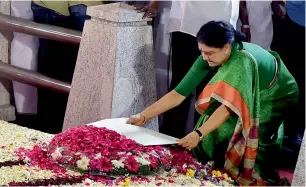  ??  ?? AIADMK general secretary VK Sasikala placing a wreath at J Jayalalith­aa’s memorial along with a sealed cover containing the names of MLAs who support her to stake claim to form government ahead of a meeting with governor CH Vidyasagar Rao (right) in...