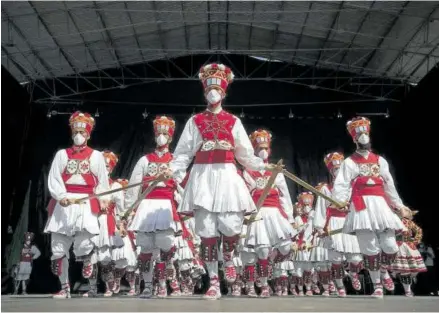  ?? Foto: Unai Beroiz ?? Dantzaris de Duguna, con mascarilla, en la Ezpatadant­za de San Fermín de Aldapa de 2020.