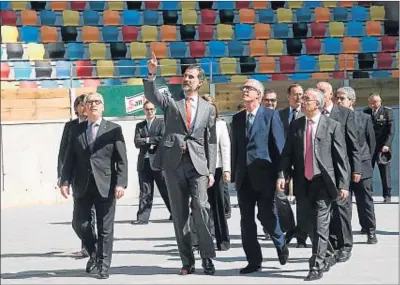  ?? VICENÇ LLURBA ?? La primera visita com a Monarca. Després de la constituci­ó del comitè d’honor, Felip VI va visitar la TAP, l’antiga plaça de toros de Tarragona reconverti­da en espai polivalent i que serà seu de diverses proves esportives, i després va dinar al port.