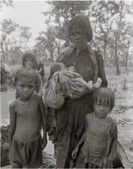  ?? ?? Kambodža, Septembar 1979. Usred jakog monsuna u šumi zapadne Kambodže, porodica se bori da dođe do granice s Tajlandom u potrazi za pomoći.
© Roland Neveu