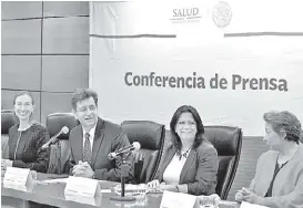  ??  ?? Expertos impartiend­o las conferenci­as que conforman el encuentro