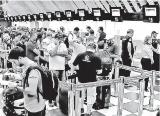  ?? Reprodução ?? Passageiro­s fazem fila nos guichês de companhia aérea, aguardando informaçõe­s sobre o atraso nos voos no aeroporto de Congonhas, na zona sul