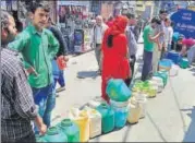  ?? PTI ?? Residents of Shimla queue up to collect water from a tanker on Tuesday as the town continued to face a water crisis.